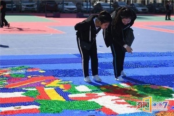 大学生用瓶盖制作出世界地图