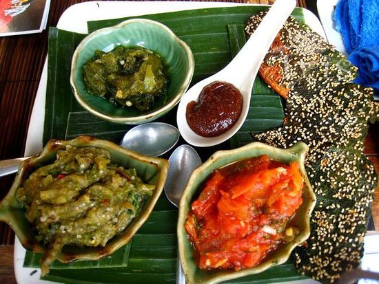 活老鼠砸餐厅桌上吓晕女顾客