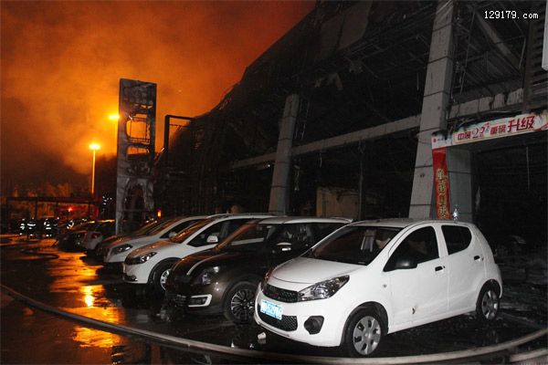 厦门一4s店突发大火 16辆车被毁