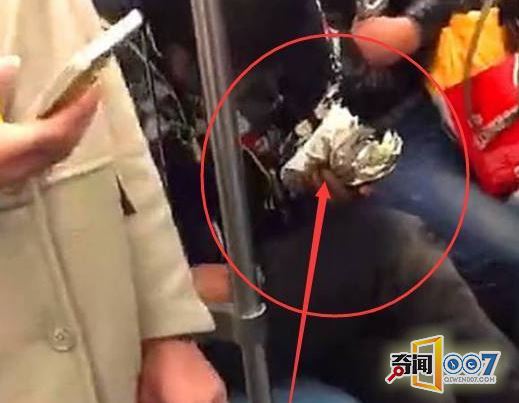 乞丐公交上数钱，接下来让所有人惊讶