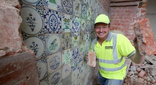 男子建房拆除墙体时，发现里面有一奇怪“图案”，询问专家放心了