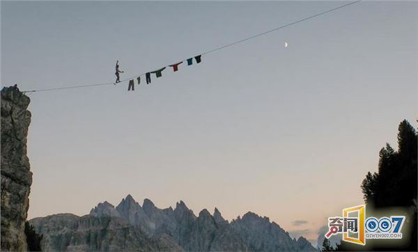 极限狂人千米高空绳索上晾衣服