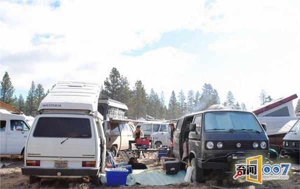 在路上！揭秘美国梦背后的房车族生活