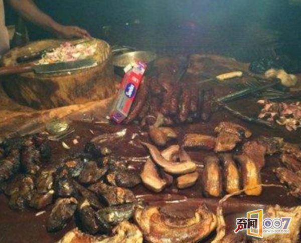 小伙当地发现特色蚊子饼，每个饼都含有蚊子50万只