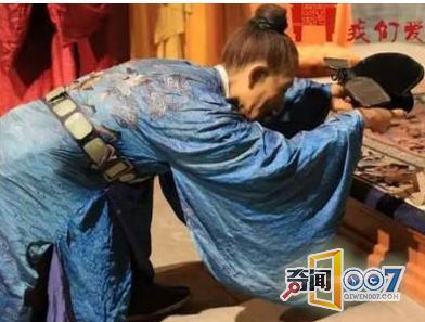 清朝大臣下跪前为啥都要拍打袖子