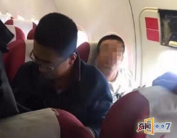 奇葩男子上飞机后将安全门扣下 致全体乘客滞留机场