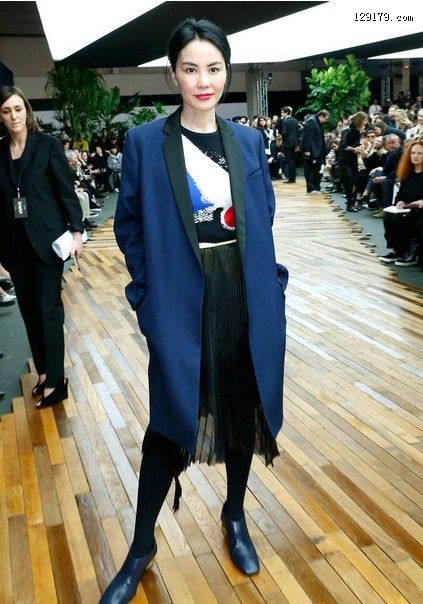 王菲离婚后首次亮相巴黎时装周 险造成踩踏事故