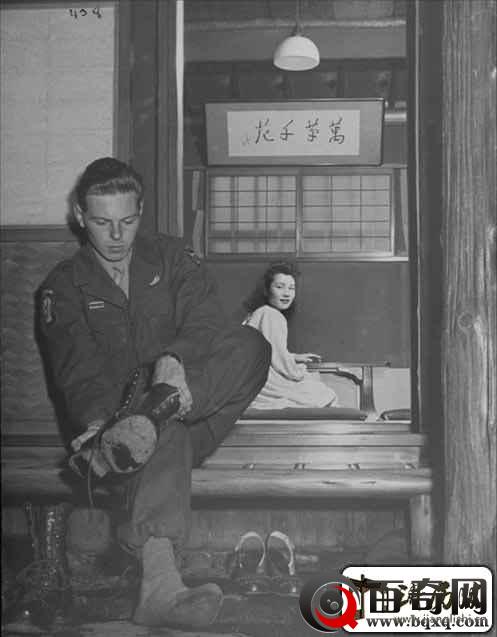 揭露二战结束后，美国占领军和日本女人的日常生活照