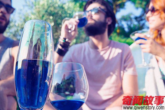 蓝色葡萄酒颜值高让人欲罢不能，然而它的确不是用来止渴的
