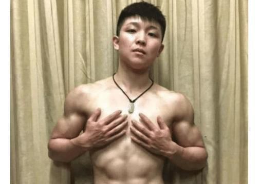 女大学生健身爆红，身材堪比肌肉男，脱掉上衣都看不出男女_0