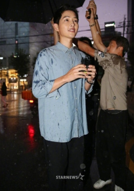 宋仲基公开婚讯后首亮相 笑容灿烂比心