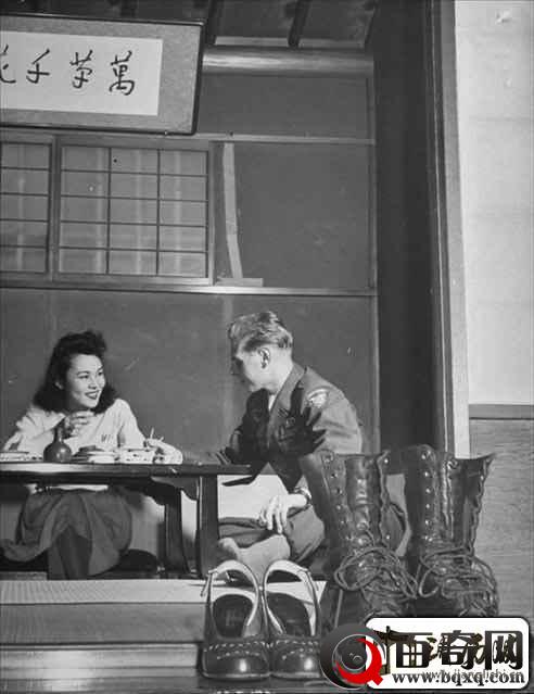 揭露二战结束后，美国占领军和日本女人的日常生活照