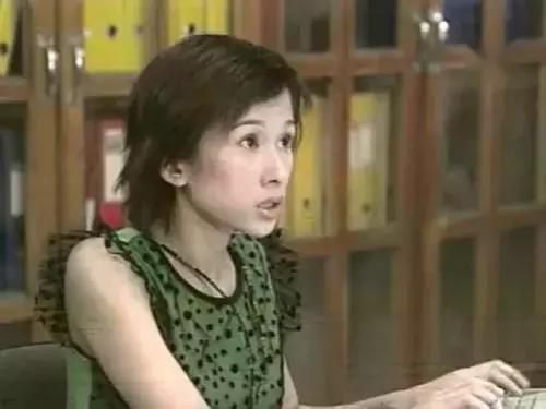 文颂娴出席晚宴清纯可人，跟众TVB女明星合影的她气质出挑很漂亮