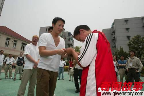 当年花天价娶娇妻，四年时间被抛弃，如今她靠跑龙套过生活_0