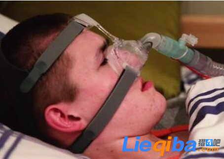 少年一睡觉呼吸就会停止 只能靠输氧维持生命_0