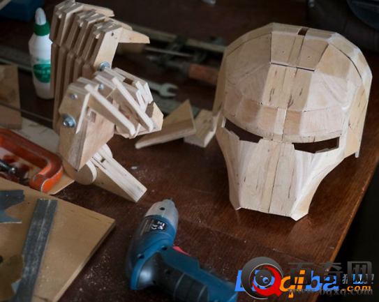 男子打造木头机器人 是一边打造一边设计