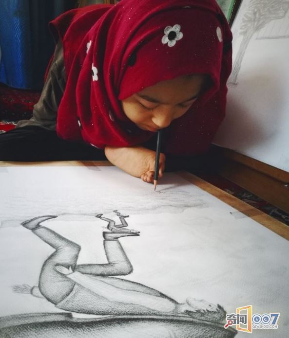 阿富汗女孩天生残疾,竟学会用嘴作画!