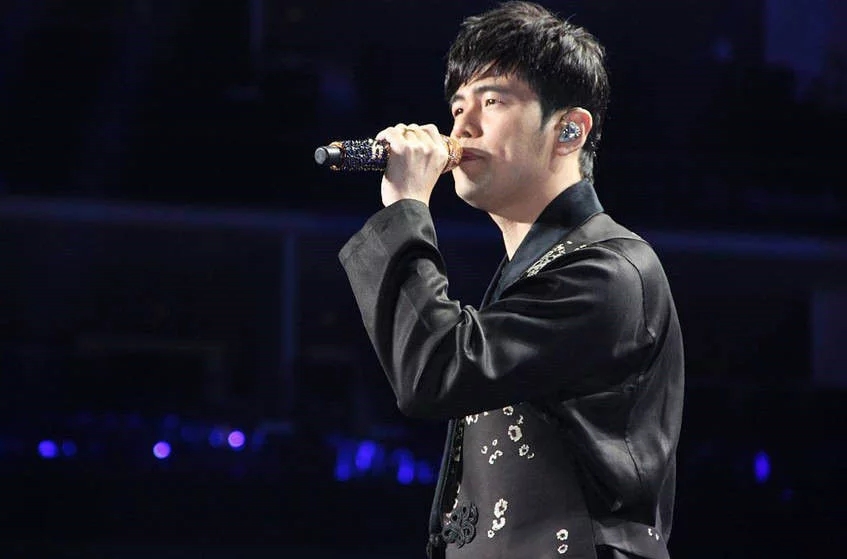 周杰伦打扮“壕”气 不惧与旧爱蔡依林同台