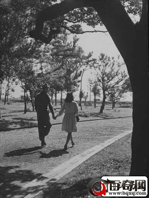 揭露二战结束后，美国占领军和日本女人的日常生活照