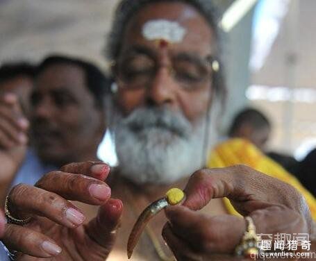 奇葩偏方！印度吞活鱼治哮喘