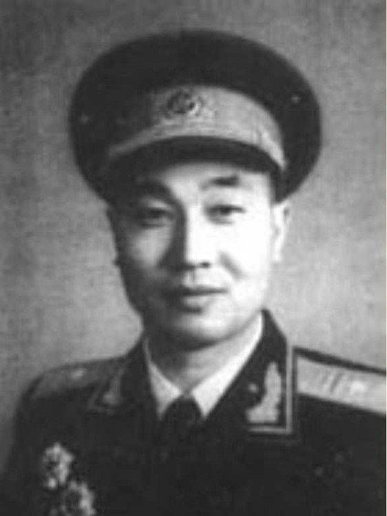 这位少将当兵吹了7年号，后来成为三个军的政委，与两位上将是搭档！