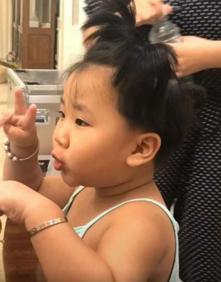 郭德纲4岁小儿子穿花褂子超像老郭,无意中暴露了家中欧式豪宅!