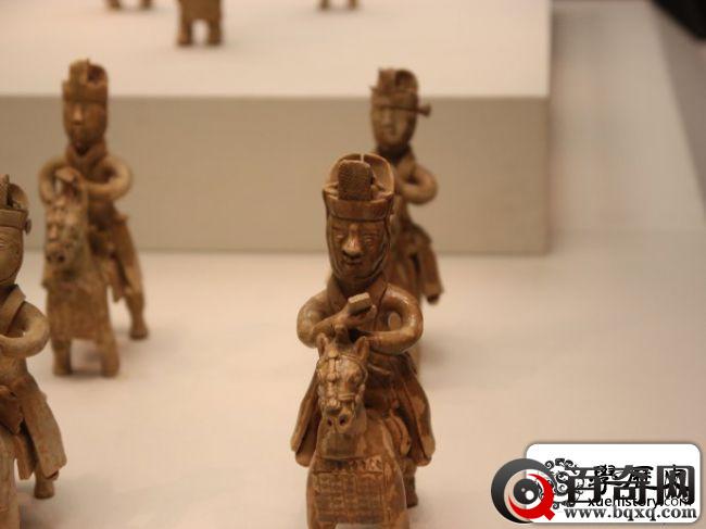 又见穿越证据！两千年前的古人也沉迷于玩手机！