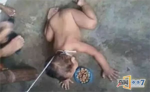 9个月大的孩子竟被继母当狗养，原因让人气愤