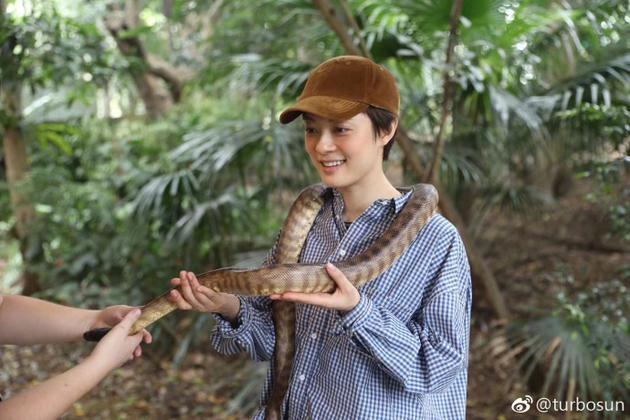 孙俪超大胆合影巨蛇：难道只有我觉得很可爱吗