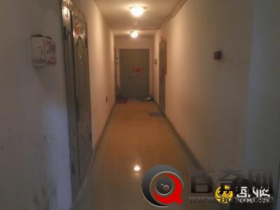 睡楼道老人被儿子接入家中 儿媳妇称此前并不知