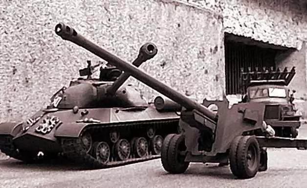 400辆坦克刚上场就开裂,12亿打水漂,60名官员被送进监狱