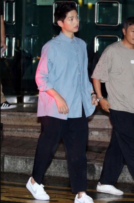 宋仲基公开婚讯后首亮相 笑容灿烂比心