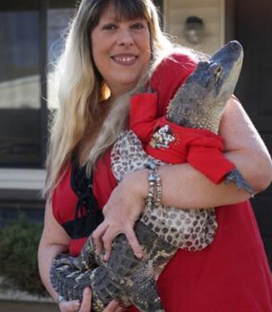 女子为鳄鱼刷牙做美甲 决心要把这种冷血动物暖化_0