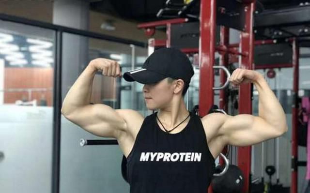 女大学生健身爆红，身材堪比肌肉男，脱掉上衣都看不出男女_0