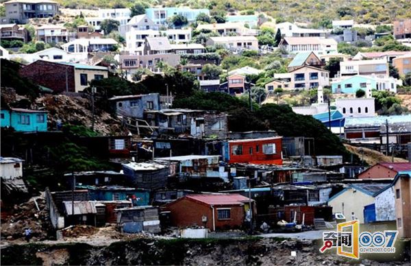 一墙之隔天壤之别！摄影师拍全球贫富藩篱