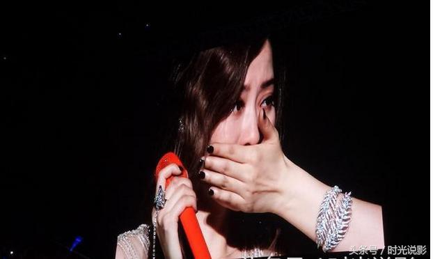 张靓颖北京演唱会哭了，透露右耳间歇性失聪，坦言“没有公主命”