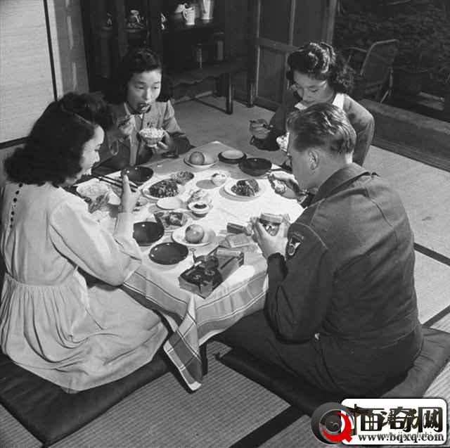 揭露二战结束后，美国占领军和日本女人的日常生活照