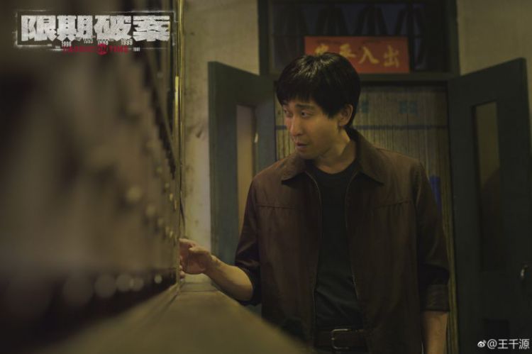 吴彦祖新片海报麻袋套头认不出，粉丝纷纷“求原图”