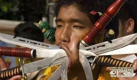 全球最可怕的仪式：刺穿活人的太阳舞节！