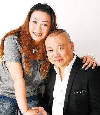 郭德纲4岁小儿子穿花褂子超像老郭,无意中暴露了家中欧式豪宅!