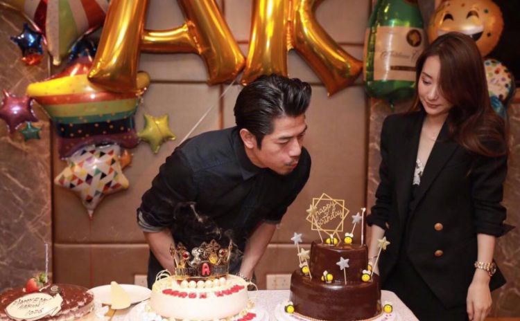 郭富城娇妻方媛晒出游照，单手牵娃的她堪称“时尚辣妈”