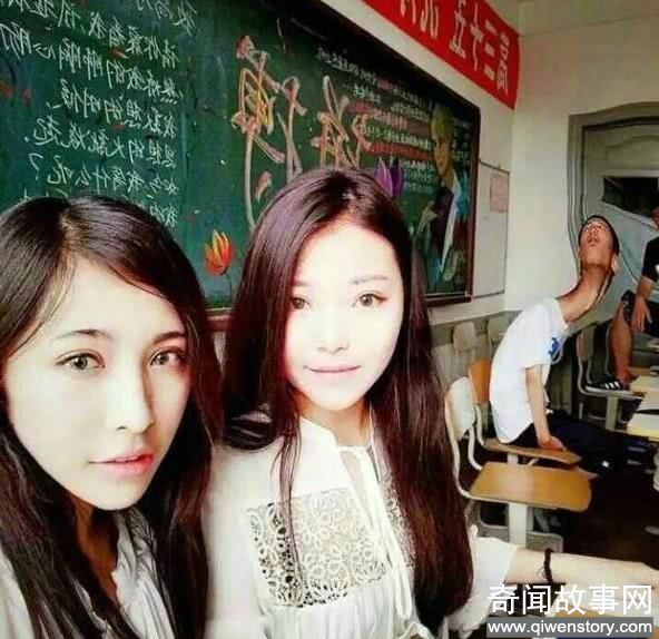 妹子，你的口罩太另类了吧，旁边的大叔表示很无奈啊