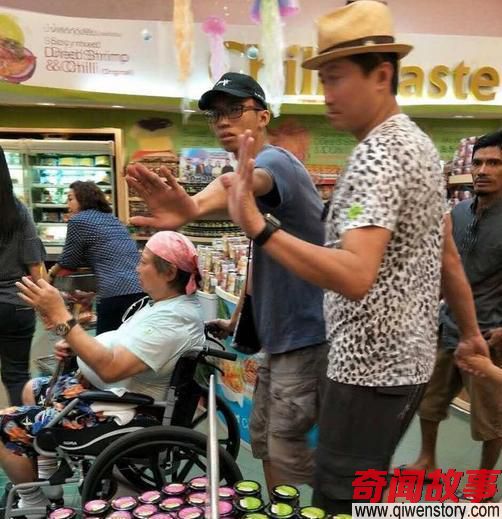 他们都在拼命，他们浑身是伤，成龙老了，吴京顶上