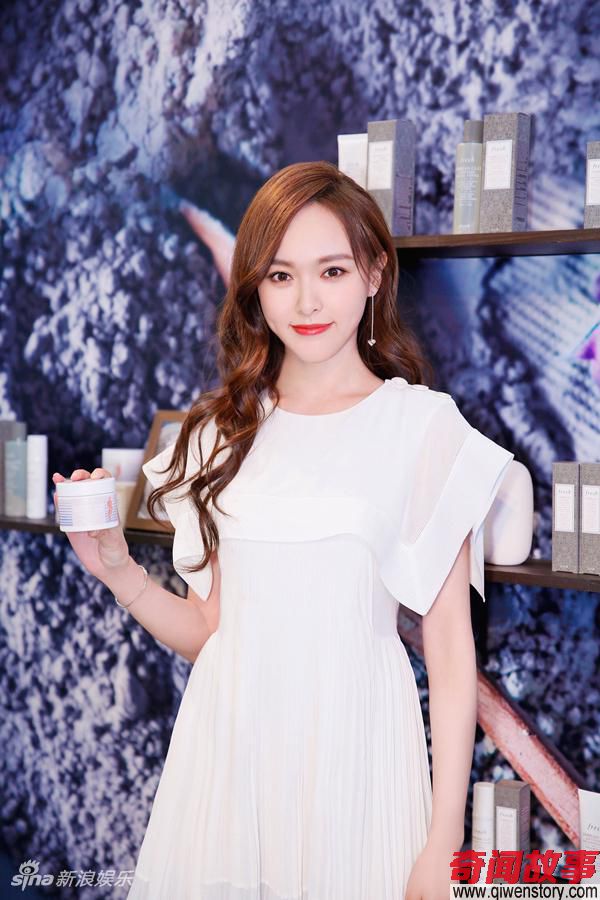 组图:唐嫣长发现身笑容甜 置身玫瑰花海仙气十足