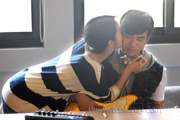 周杰伦最新专辑mv 被林依晨甜蜜拥吻