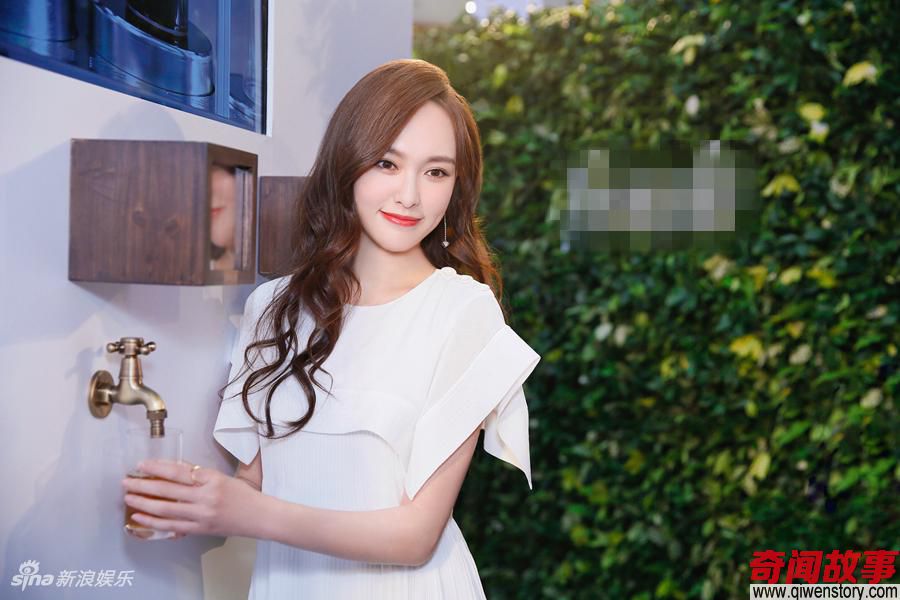 组图:唐嫣长发现身笑容甜 置身玫瑰花海仙气十足