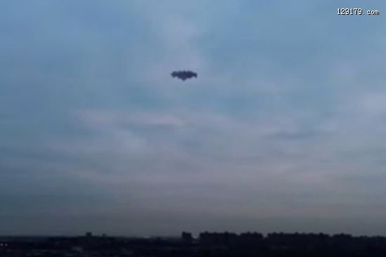 美国纽约州天空惊现锯齿状不明飞行物 飞行时发出的奇怪噪音