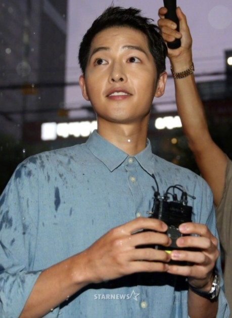 宋仲基公开婚讯后首亮相 笑容灿烂比心