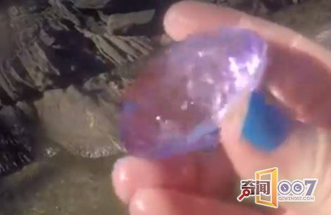 女子发现发光石头，捡起来兴奋不已