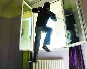 恐怖!女子半夜惊醒发现床边站着两男人 开口就提钱